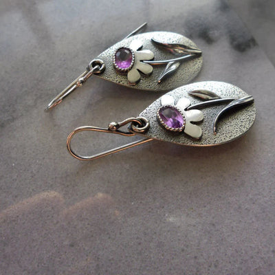 Retro-Ohrringe mit dreidimensionalen Blumen