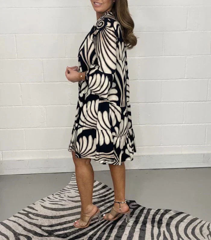 Fenella | Feminines Kleid mit V-Ausschnitt und modernem Print