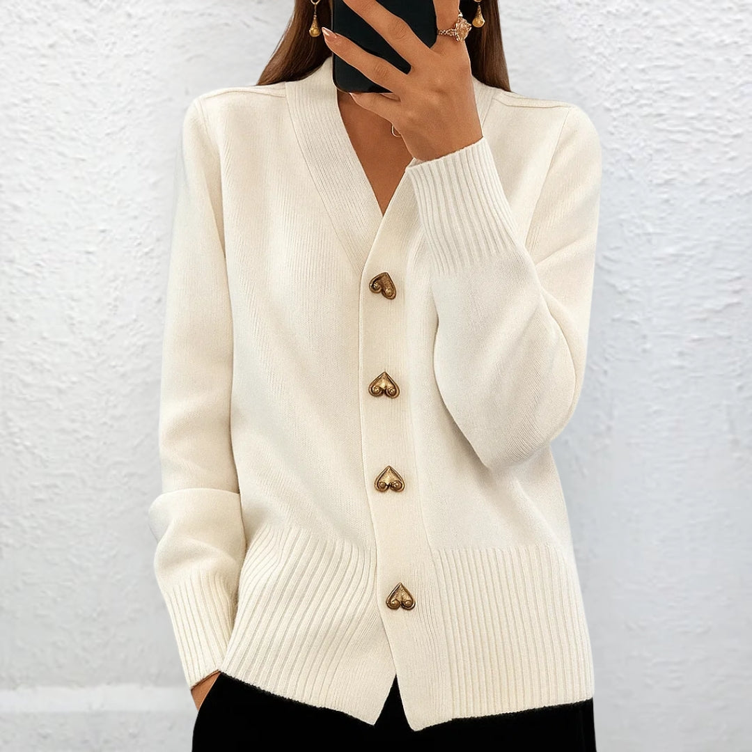 Lydia™ | Eleganter Pullover mit Herzknöpfen