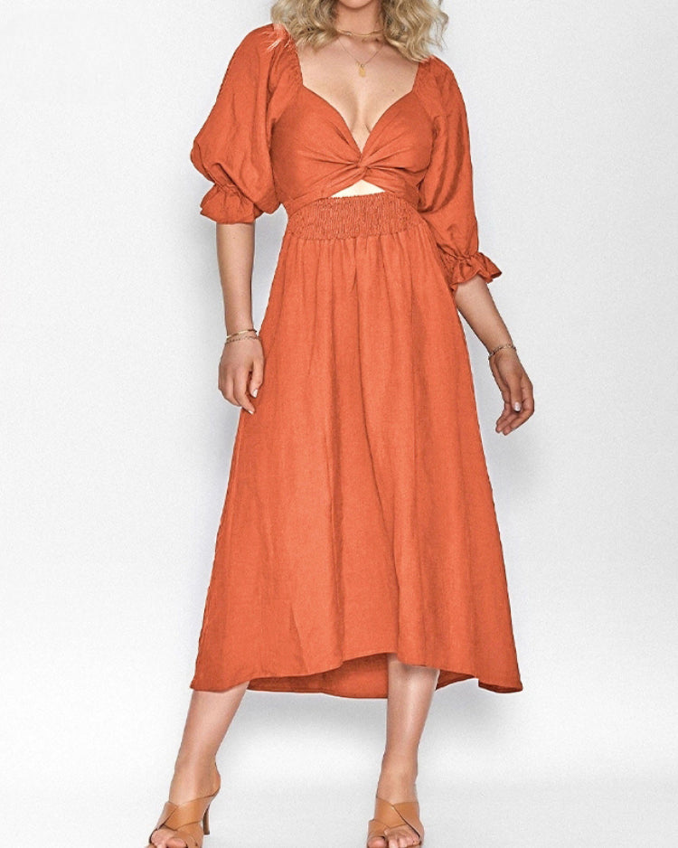 Aria Eleganz | Raffiniertes Kleid mit Rüschenärmeln und verführerischem Ausschnitt