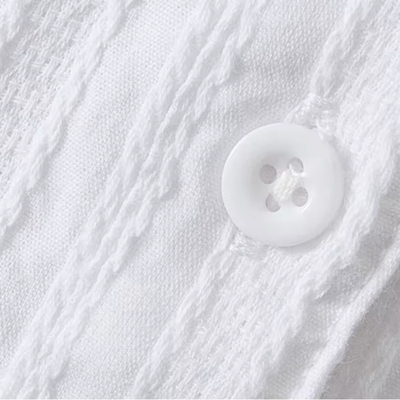 Nivela – die neue weiße v-ausschnitt-bluse für einen frischen frühlings-sommer-look