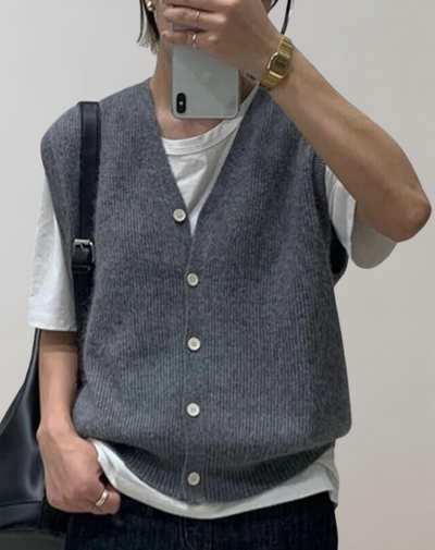 Elinore Elegance | Kuscheliger Strickcardigan mit Knopfdetail