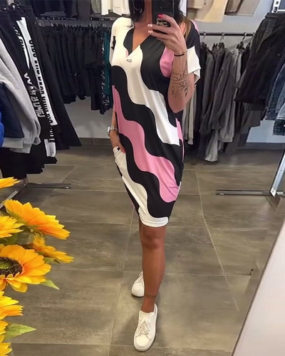 Penelope – Stilvolles Kleid Mit V Ausschnitt Und Wellenförmigem Drucken