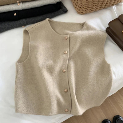 VESTA – Die Minimalistische Strickweste mit Charme