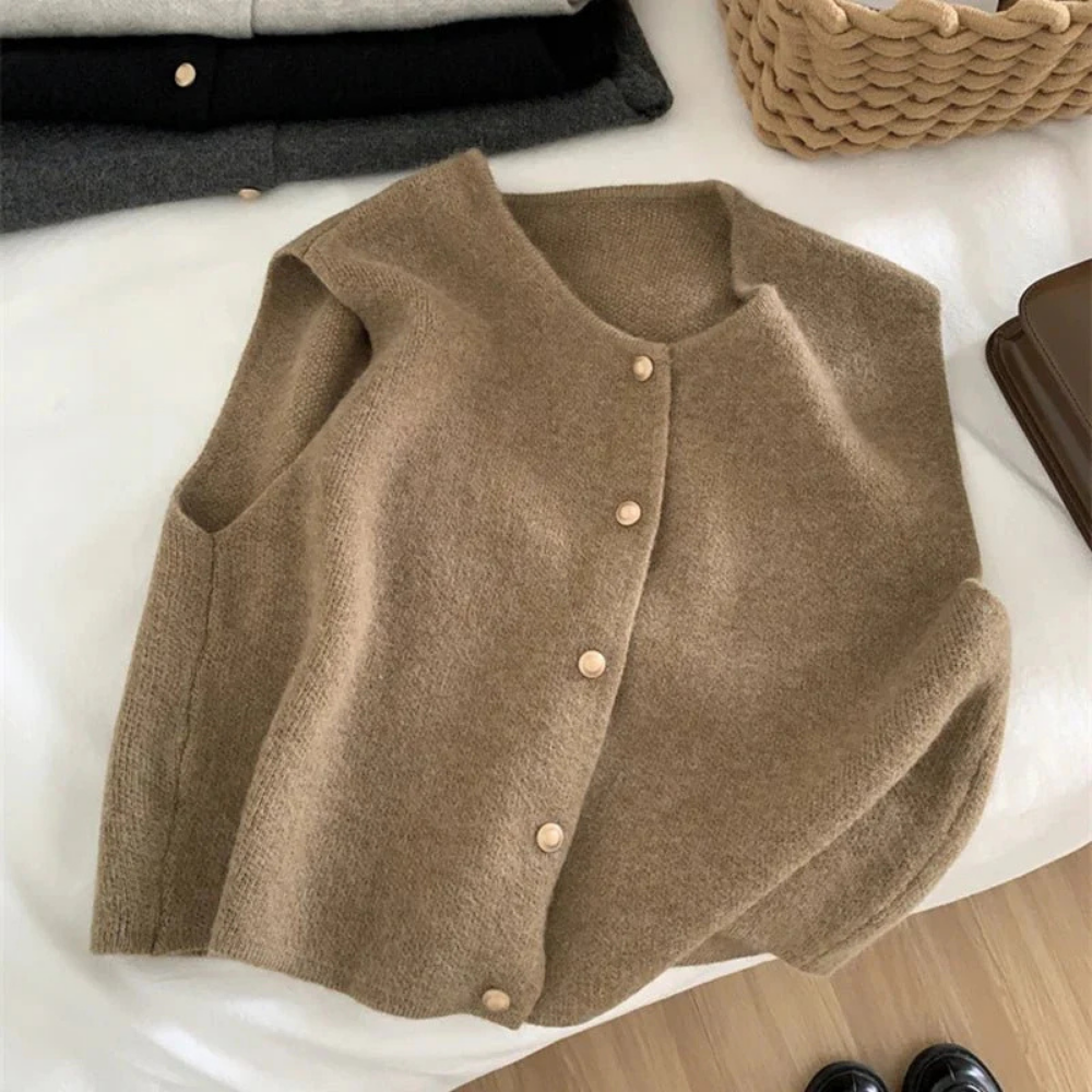 VESTA – Die Minimalistische Strickweste mit Charme