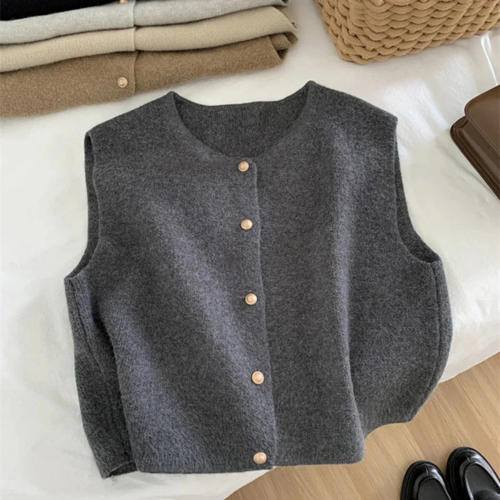 VESTA – Die Minimalistische Strickweste mit Charme