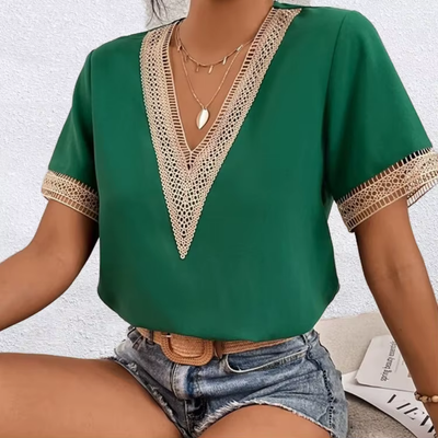 Denisa – Sommerbluse mit Spitzendetail und V-Ausschnitt