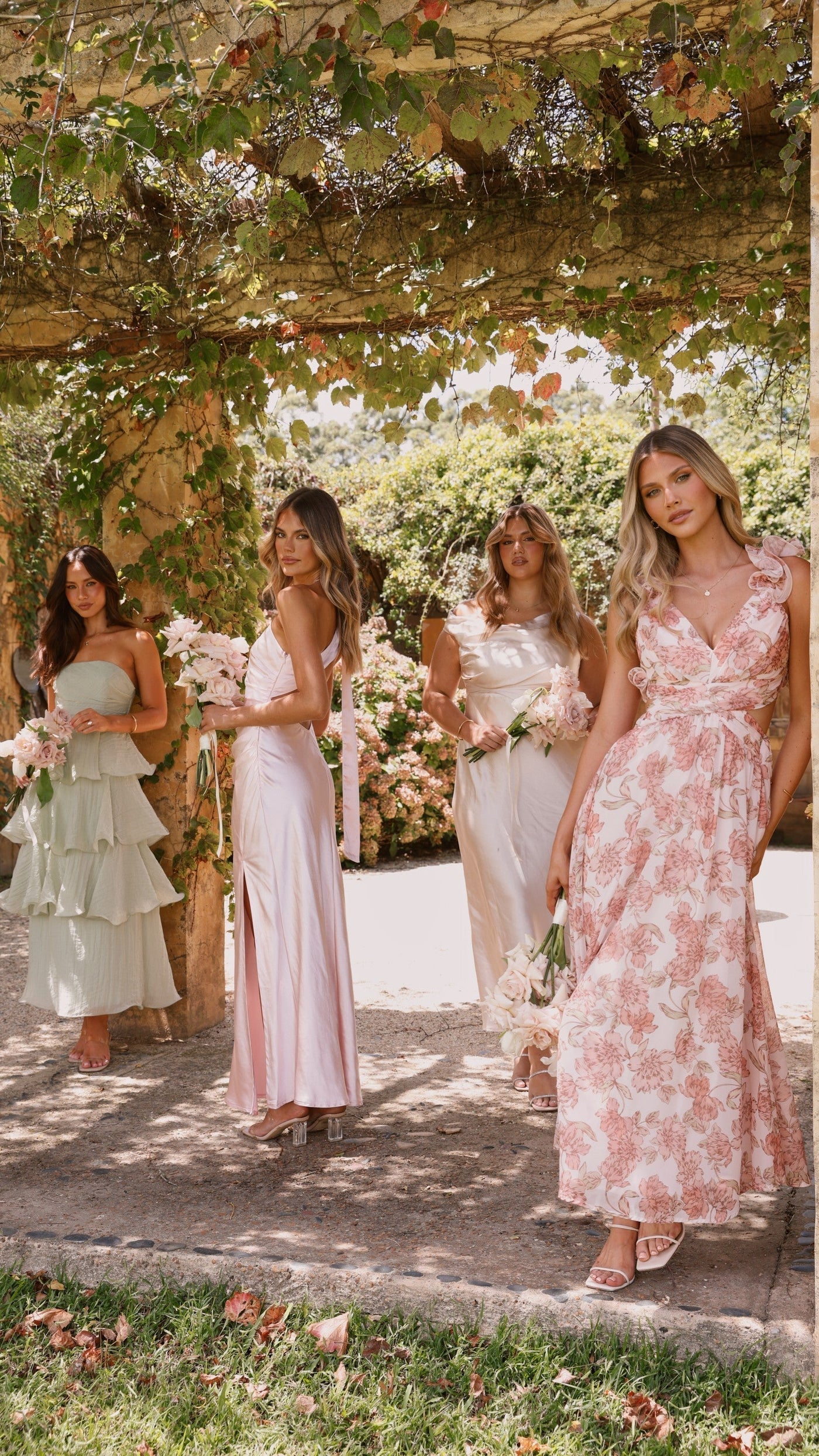 Claire | Schulterfreies Stufen-Maxikleid