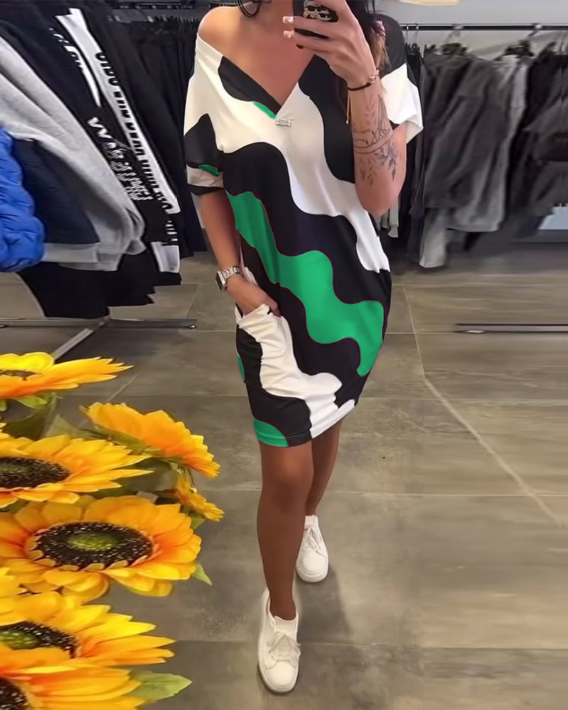 Penelope – Stilvolles Kleid Mit V Ausschnitt Und Wellenförmigem Drucken