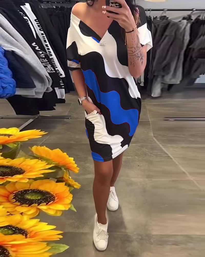 Penelope – Stilvolles Kleid Mit V Ausschnitt Und Wellenförmigem Drucken