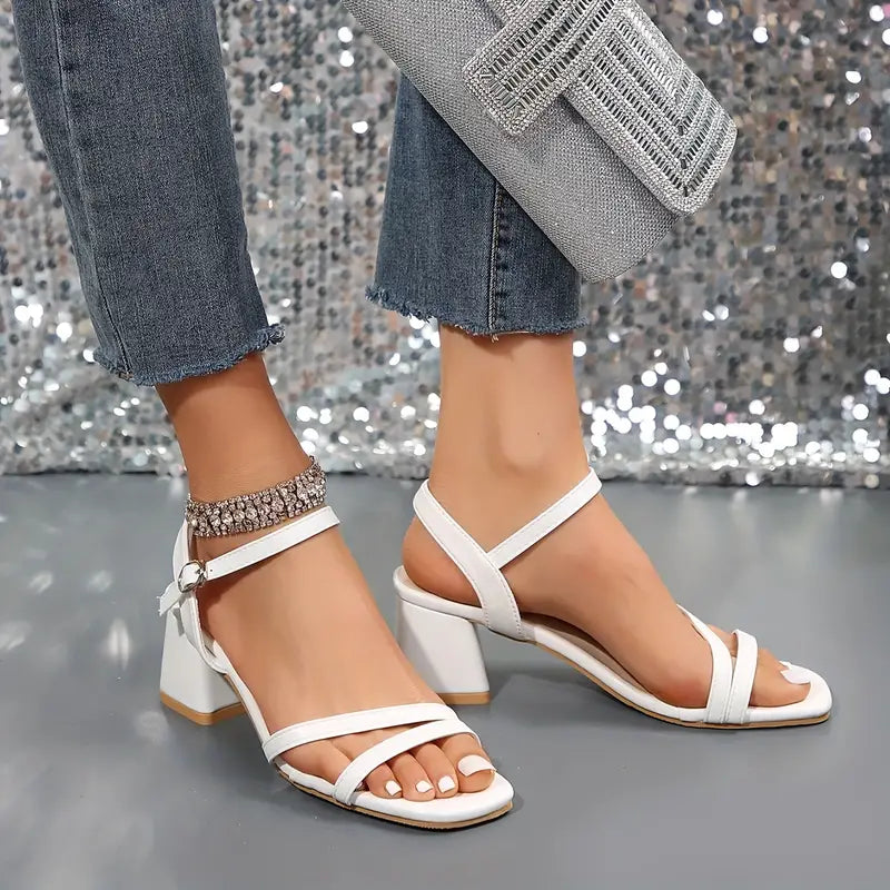 Heidi-Mode | Elegante Sandalen Mit Chic Schnallenschluss
