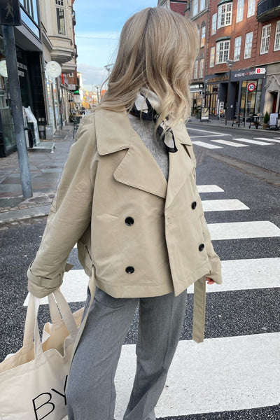 Heidi-Mode | Lässiger Trenchcoat mit doppelter Reihe Knöpfe