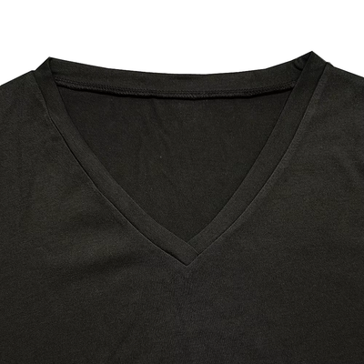 Lyvana – Die sommerbluse mit v-ausschnitt und bogen-saum für leichte eleganz im alltag