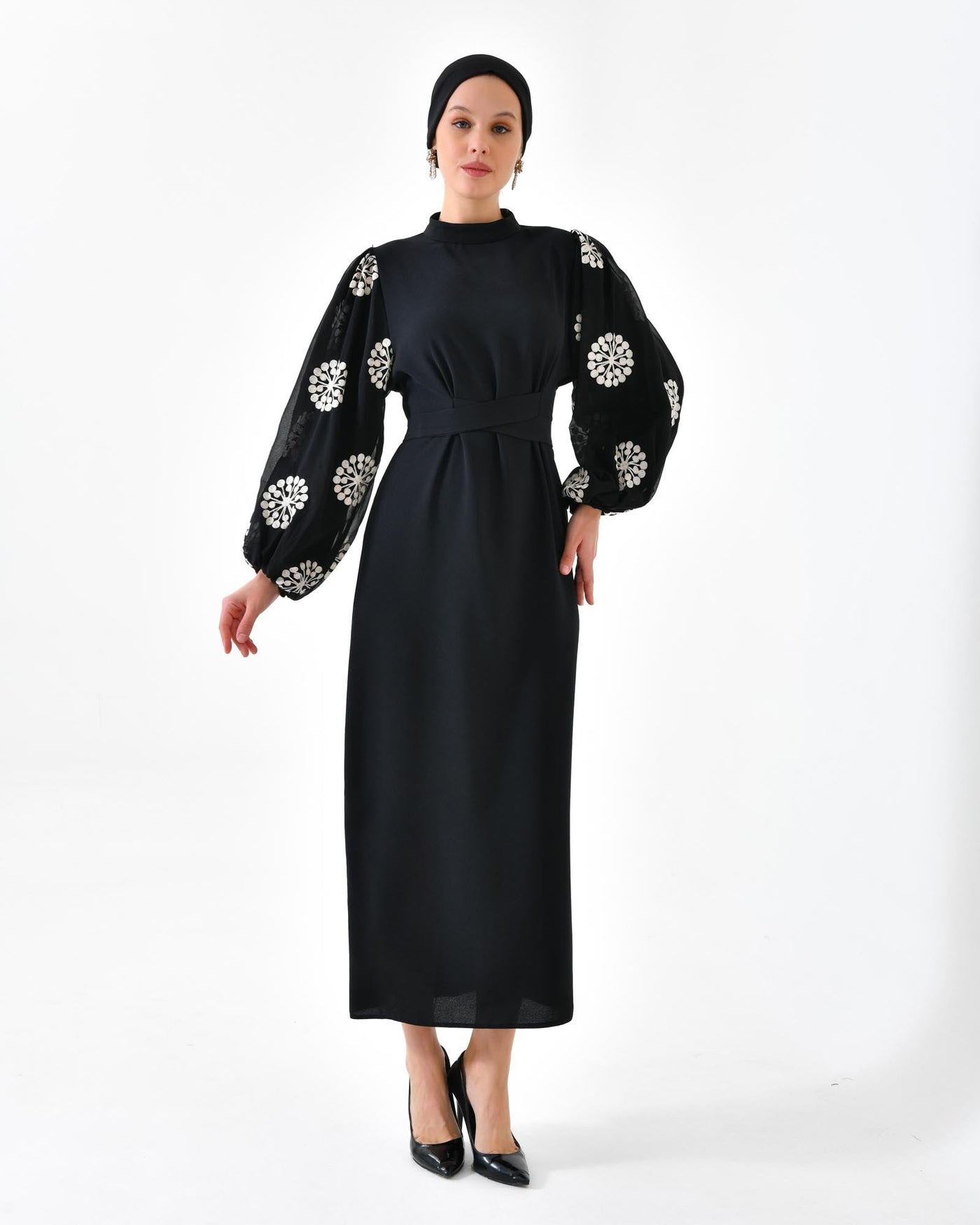 Besticktes Kleid mit Ballonärmeln