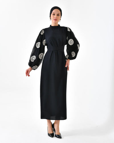 Besticktes Kleid mit Ballonärmeln