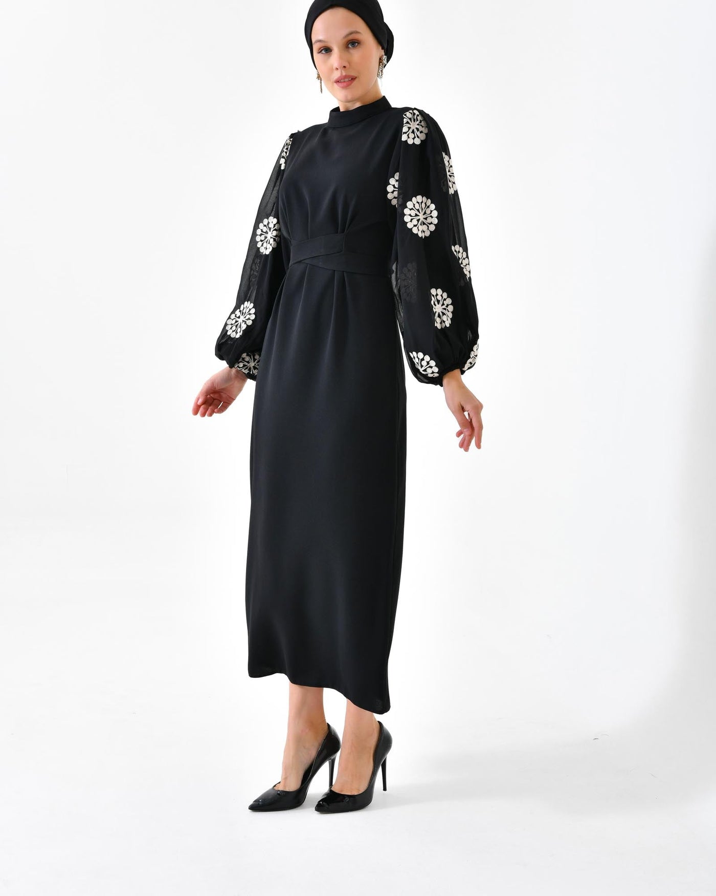 Besticktes Kleid mit Ballonärmeln