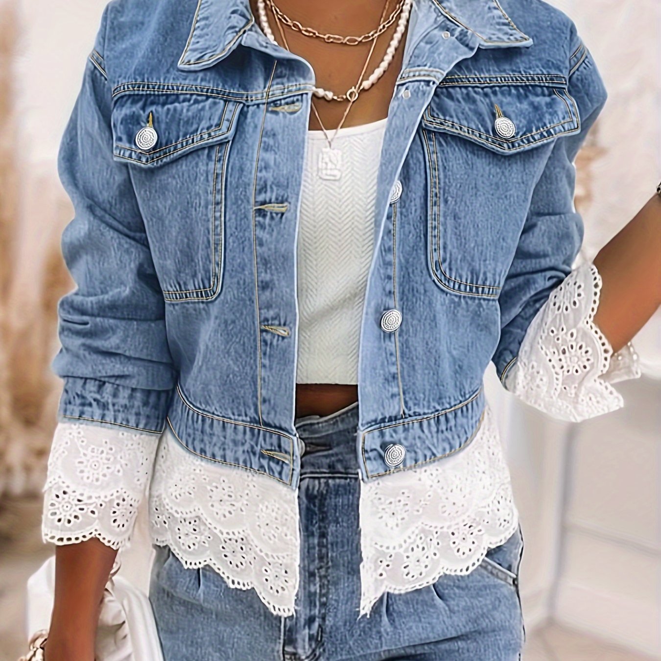 Leichte Jeansjacke mit zartem Spitzen-Highlight für Damen