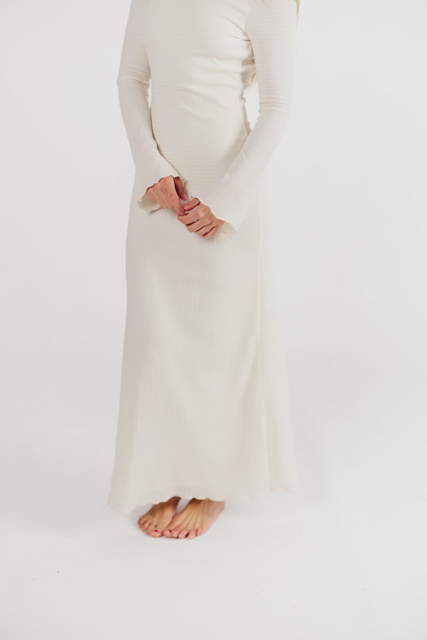 Savannah – langes rückenfreies kleid mit glockenärmeln – elfenbein