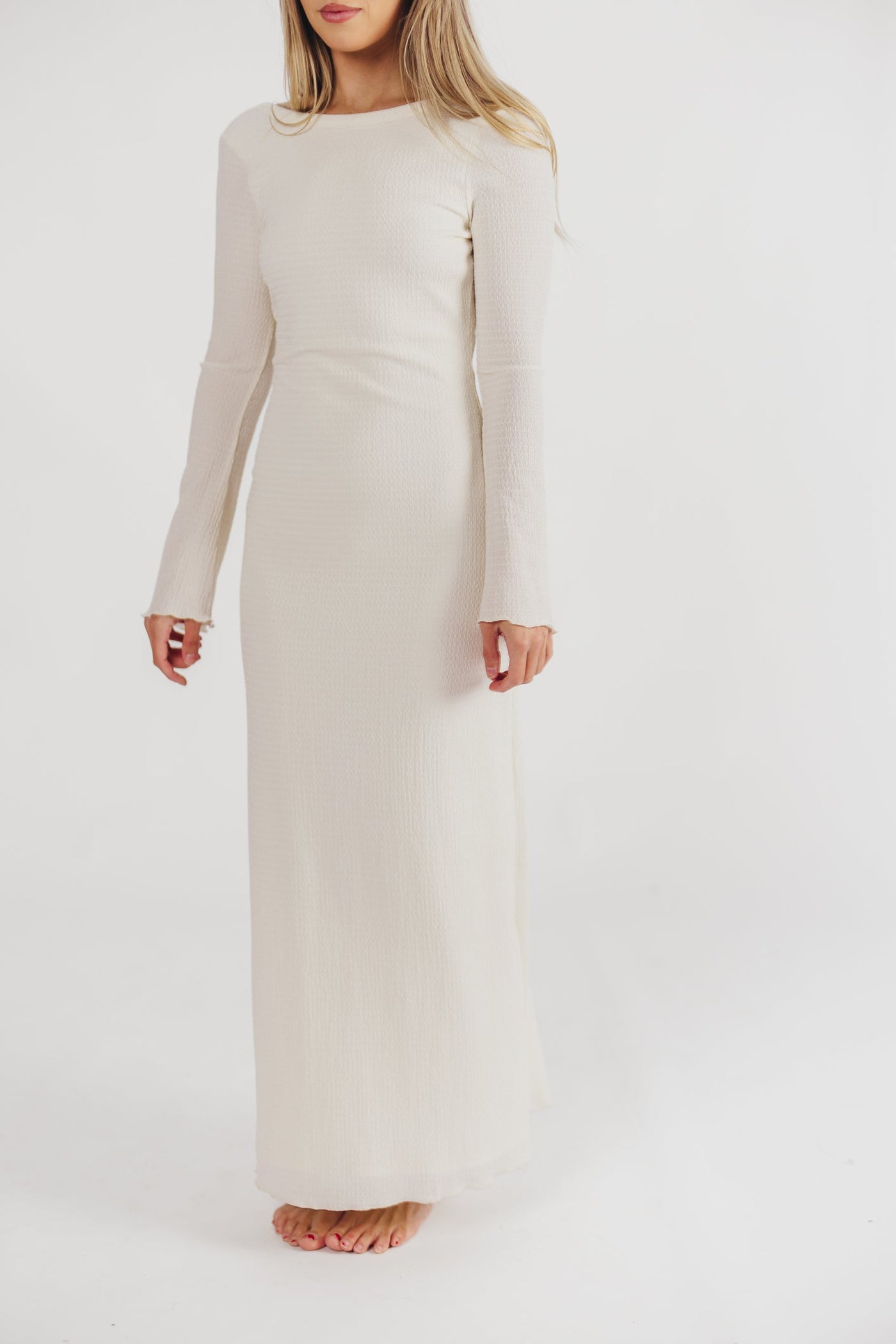 Savannah – langes rückenfreies kleid mit glockenärmeln – elfenbein