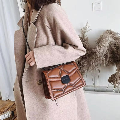 Heidi-Mode | Crossbody Tasche Mit Nietenkette