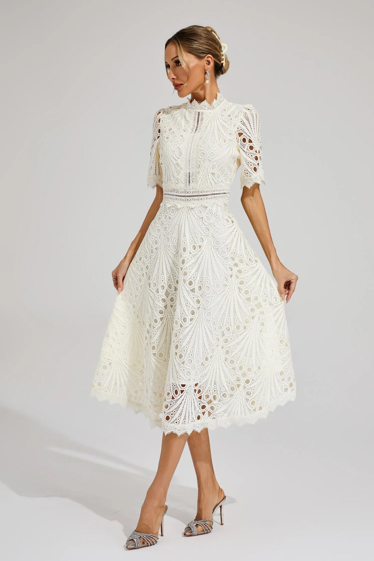 Vorelle – Lässiges Kurzarmkleid mit Blumenstickerei