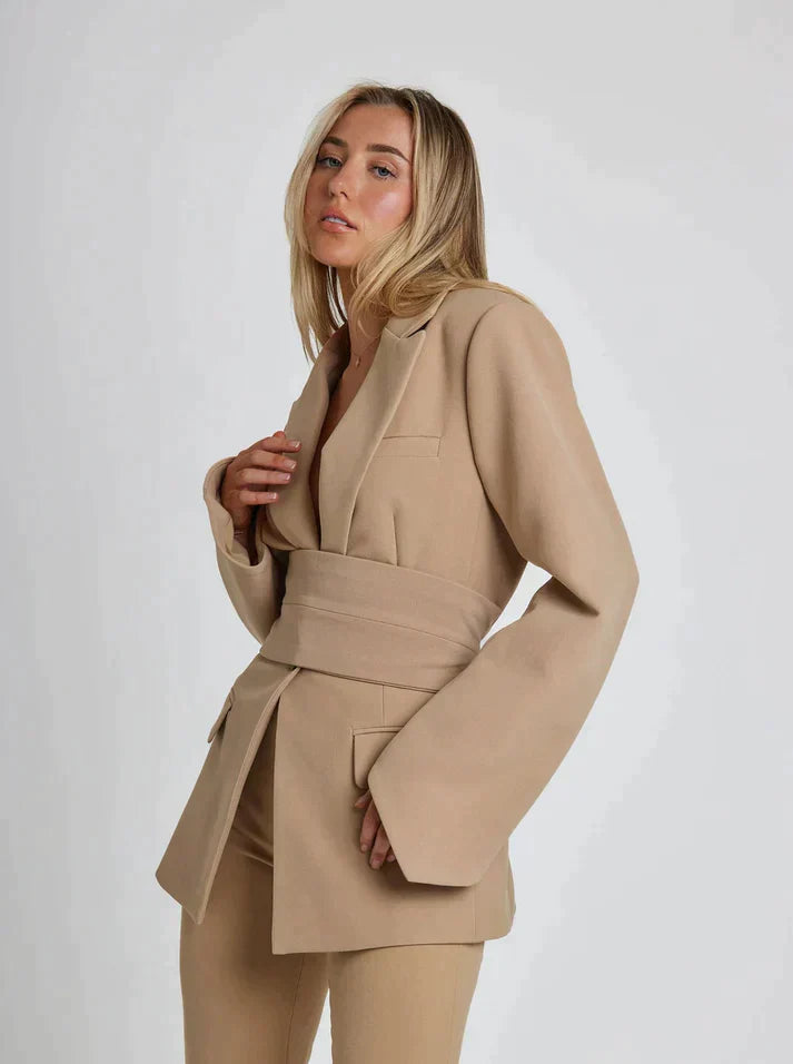 Mia Eleganz | Stilvoller Wickelblazer mit Gürteldetail