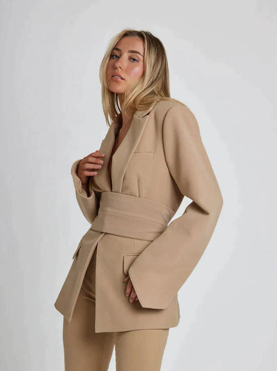 Mia Eleganz | Stilvoller Wickelblazer mit Gürteldetail