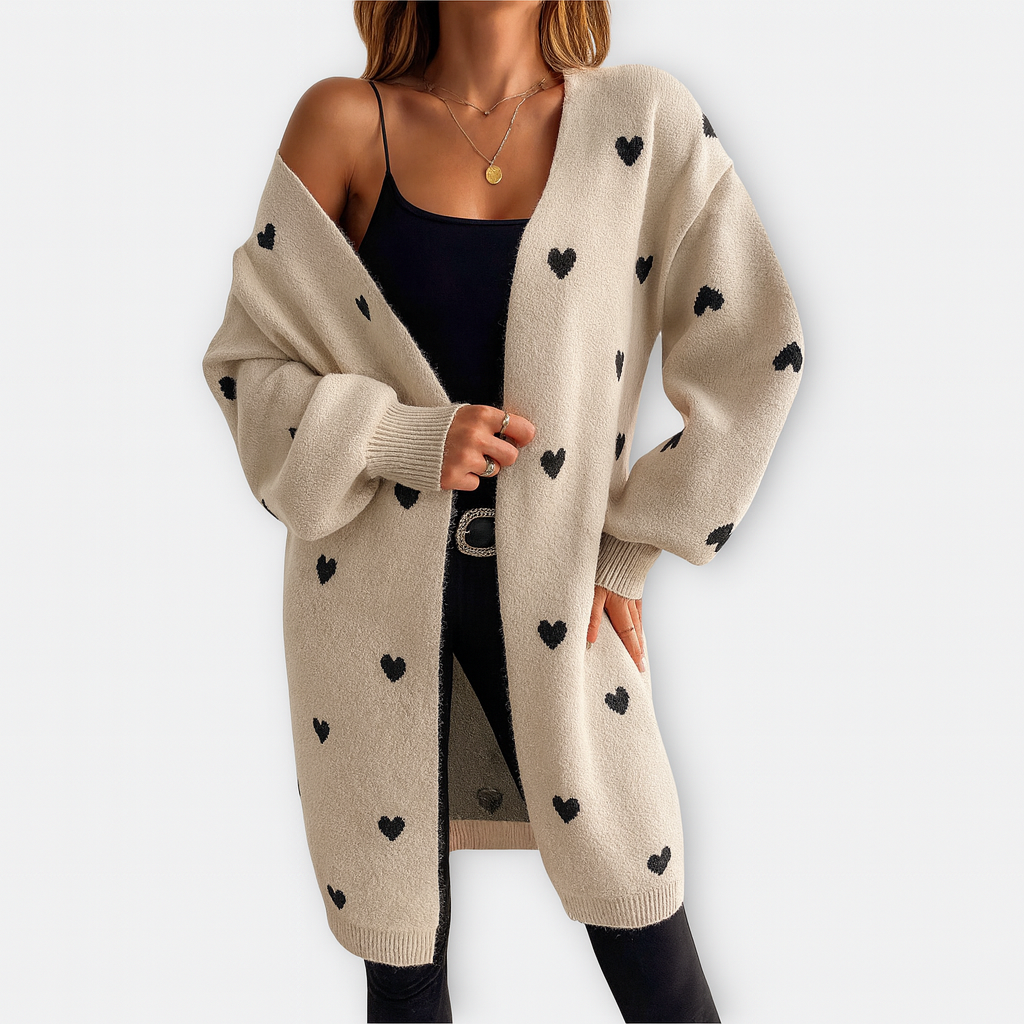 Herzprint Cardigan – Gemütlicher Charme mit einem verspielten Touch