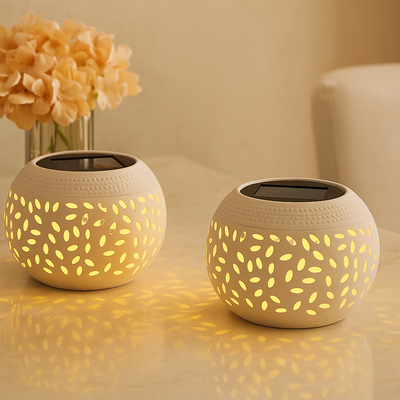 LumaWeave – Solarbetriebene Tischlampe mit geöstem Muster