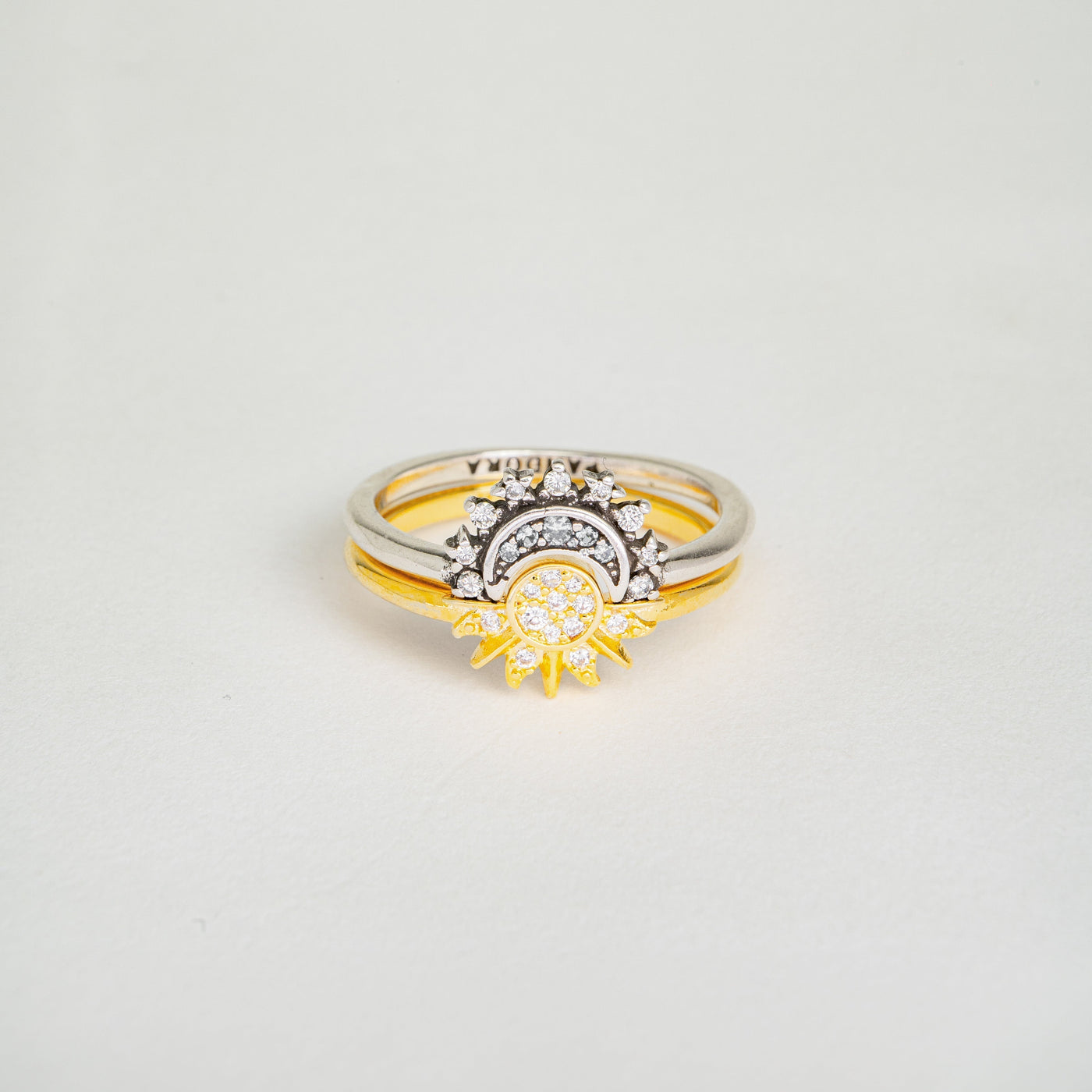 Himmlische Harmonie: Sonne und Mond