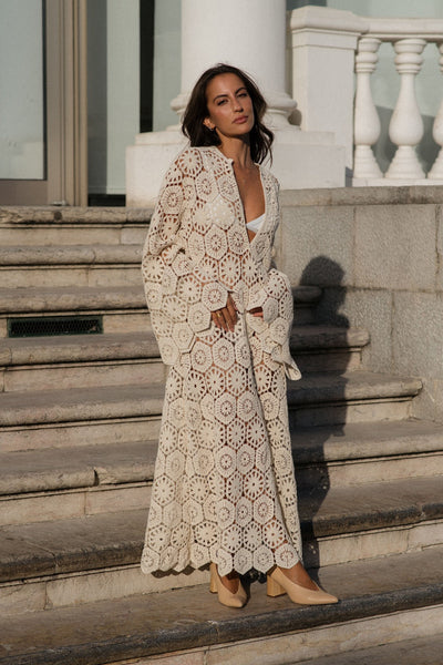 Fina | Langärmeliges Kleid mit Spitzenbestickung