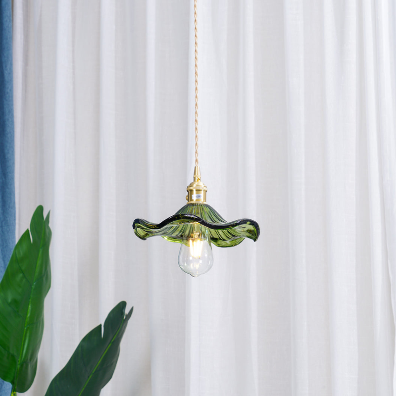 Elegante Pendelleuchte im Hibiskusblüten-Design aus Glas und Messing – Hängelampe für Ess- und Wohnzimmer