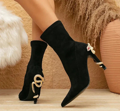 Hazel Schwarze Absätze | Faux-Wildleder-Stiefeletten mit goldenen Details