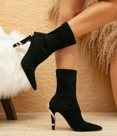 Hazel Schwarze Absätze | Faux-Wildleder-Stiefeletten mit goldenen Details