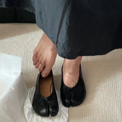 Claudia | Flache Dirndl Schuhe mit Geteilter Spitze