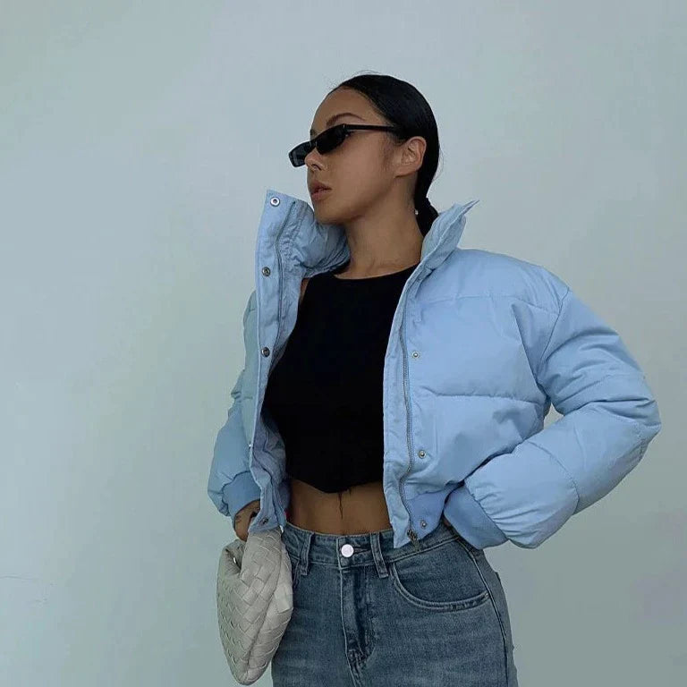Stilvolle Winterfreude | Modische Pufferjacke in Babyblau
