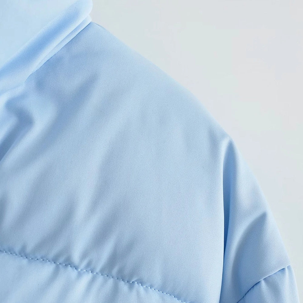 Stilvolle Winterfreude | Modische Pufferjacke in Babyblau