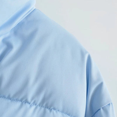 Stilvolle Winterfreude | Modische Pufferjacke in Babyblau