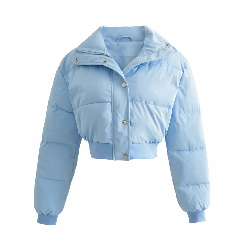 Stilvolle Winterfreude | Modische Pufferjacke in Babyblau