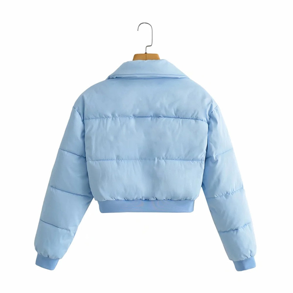 Stilvolle Winterfreude | Modische Pufferjacke in Babyblau