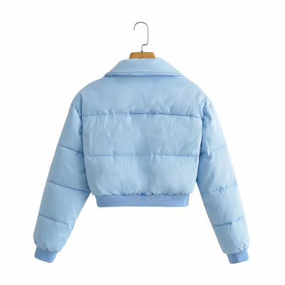 Stilvolle Winterfreude | Modische Pufferjacke in Babyblau