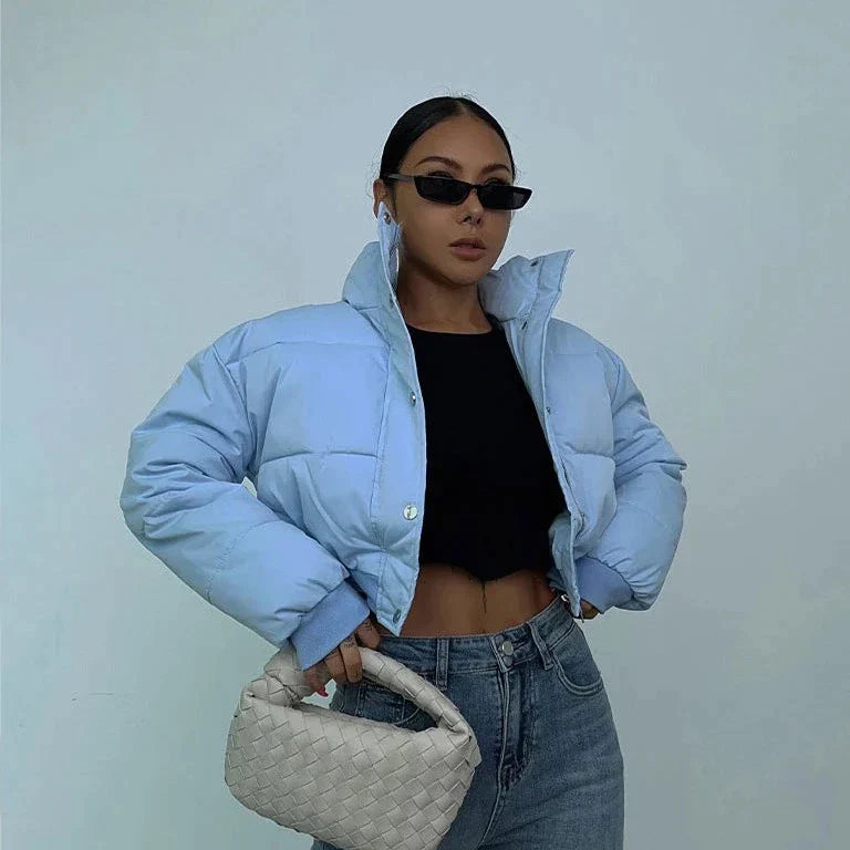 Stilvolle Winterfreude | Modische Pufferjacke in Babyblau