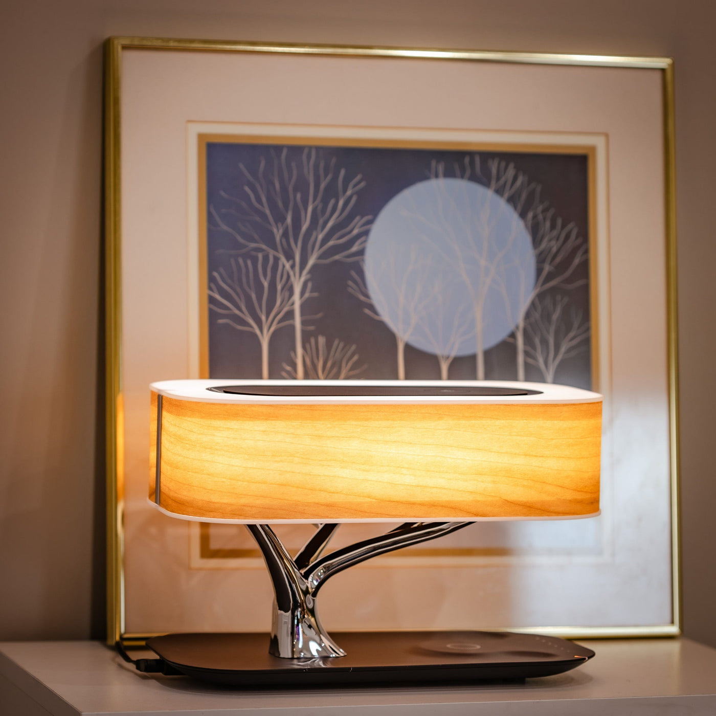 Licht-Oase | Elegante Lampe mit kabelloser Ladestation und Bluetooth Lautsprecher