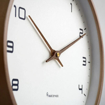 Moderne Holzwanduhr aus Massivholz in Braun und Creme – Große Wanduhren 25x25 cm und 30x30 cm für jedes Zuhause
