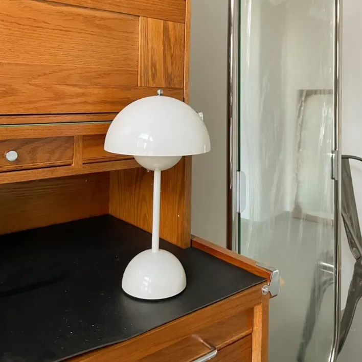 LumiGlow | Moderne Tischlampe mit praktischer Funktionalität