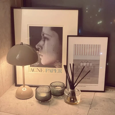 LumiGlow | Moderne Tischlampe mit praktischer Funktionalität