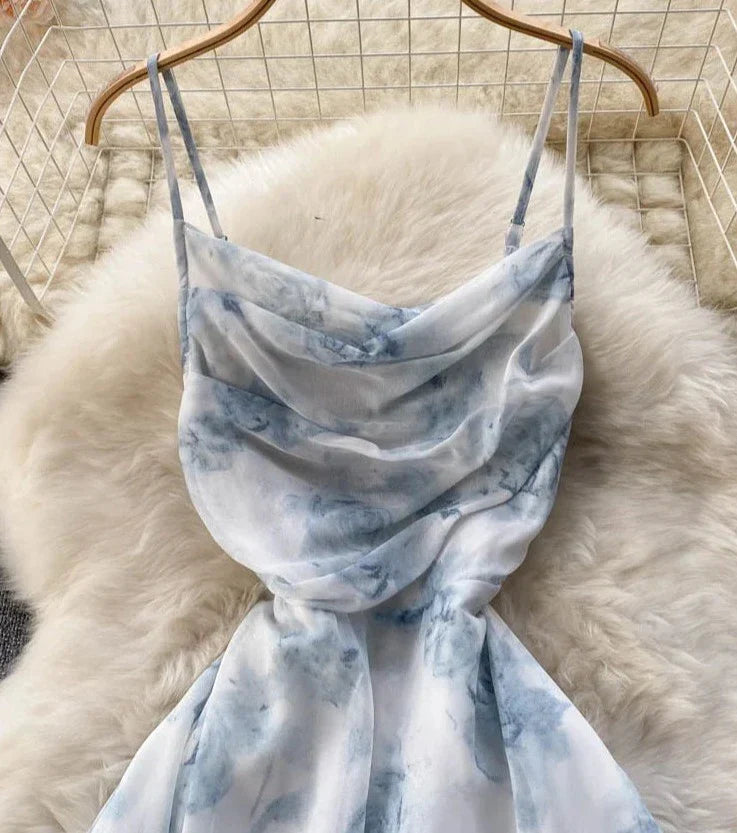 Irene Romantisch Kleid | Elegantes modernes Blumen-Midikleid mit Spaghettiträgern und rückenfreiem Design