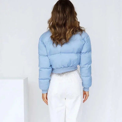 Stilvolle Winterfreude | Modische Pufferjacke in Babyblau