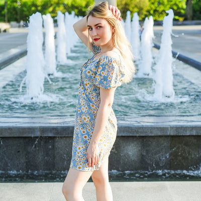 Barbara Blumenkleid | Modernes Minikleid mit kurzen Ärmeln und Blumendruck für den Sommer