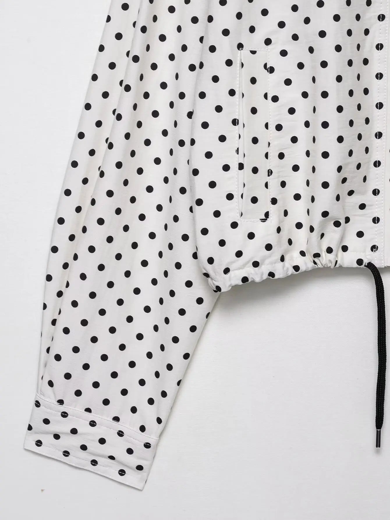 Dotty | Leichte Polka-Dot-Jacke mit Stehkragen &amp; Kordelzug